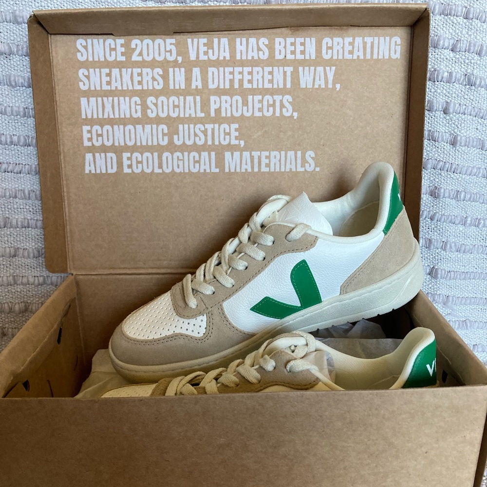 BRAND NEW VEJA WOMEN'S SHOES